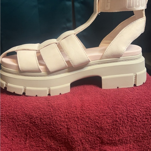 UGG = NWOT ASHTON STRAPPY SANDAL - SOLD OUT - Picture 2 of 3